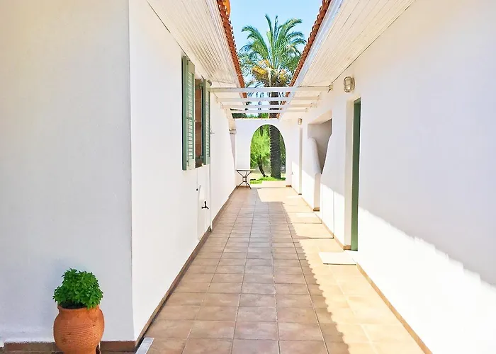 Olive Bay House Amolianí